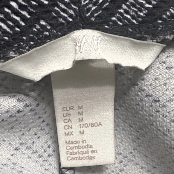 🖤H&M Black and Gray Geometric Mini Skirt🖤 - Picture 3 of 4